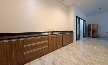 Ada Private Lift Dijual Townhouse 5 Lt di Springhill Golf Residence