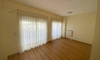 Amplio Monoambiente Divisible Tipo Loft con Balcón Terraza