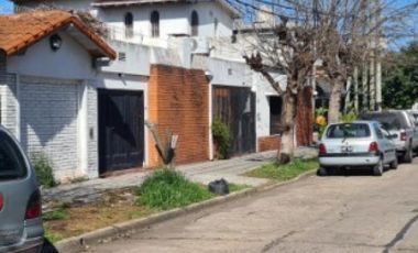 EXCELENTE PROPIEDAD 5 AMBIENTES Y DOS LOCALES IDEAL INVERSOR