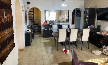 EXCELENTE PROPIEDAD 5 AMBIENTES Y DOS LOCALES IDEAL INVERSOR