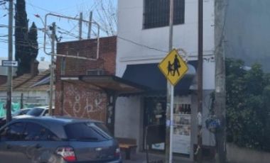 EXCELENTE PROPIEDAD 5 AMBIENTES Y DOS LOCALES IDEAL INVERSOR