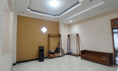 Rumah Strategis Pinggir Jalan Raya Bisa Untuk Usaha dan Kantor