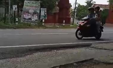 JUAL  MURAH. TANAH    POSISI HOOK  / POJOK PADAT PENDUDUK BAGUS UNTUK INDOMART ,SHOOWROOM ,KANTOR 0JALAN RAYA PROPINSI