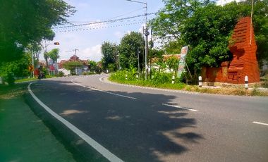 JUAL  MURAH. TANAH    POSISI HOOK  / POJOK PADAT PENDUDUK BAGUS UNTUK INDOMART ,SHOOWROOM ,KANTOR 0JALAN RAYA PROPINSI