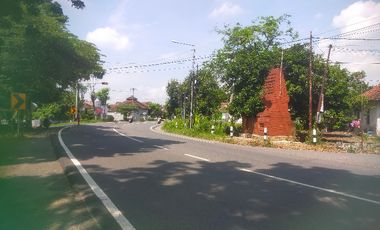 JUAL  MURAH. TANAH    POSISI HOOK  / POJOK PADAT PENDUDUK BAGUS UNTUK INDOMART ,SHOOWROOM ,KANTOR 0JALAN RAYA PROPINSI