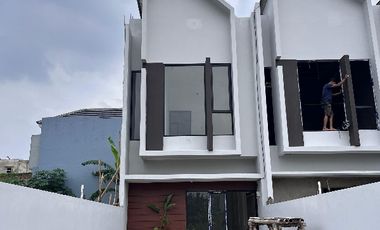 LINGKUNGAN NYAMAN COZY RUMAH 2 LANTAI 2 CARPOT! AKSES MUDAH