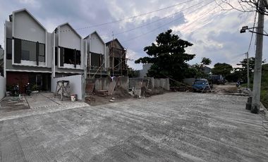 LINGKUNGAN NYAMAN COZY RUMAH 2 LANTAI 2 CARPOT! AKSES MUDAH