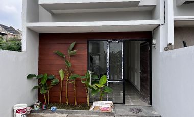 Rumah Mewah 2 Lantai Siap Huni! 2 Carpot Akses Premium Bebas Banjir
