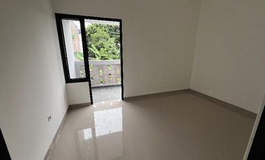 Rumah Mewah 2 Lantai Siap Huni! 2 Carpot Akses Premium Bebas Banjir