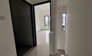 Rumah Mewah 2 Lantai Siap Huni! 2 Carpot Akses Premium Bebas Banjir