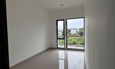 Rumah Mewah 2 Lantai Siap Huni! 2 Carpot Akses Premium Bebas Banjir