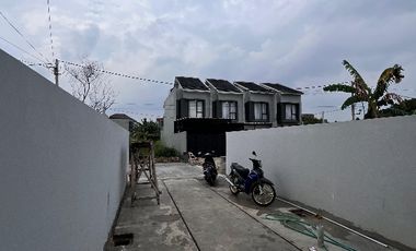 Rumah Mewah 2 Lantai Siap Huni! 2 Carpot Akses Premium Bebas Banjir