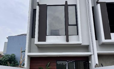 Rumah Mewah 2 Lantai Siap Huni! 2 Carpot Akses Premium Bebas Banjir