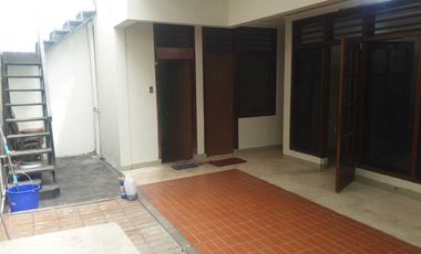 Disewakan rumah rapi di tosiga, kebon jeruk Jakbar