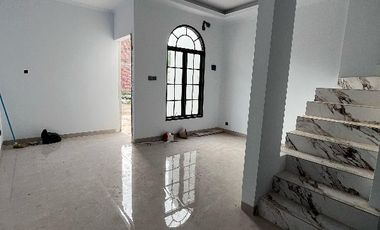RUMAH Mewah 2 lantai Siap Huni! Akses premium Bebas banjir