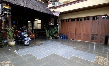 Disewa Rumah Indah Dengan Taman Luas Seperti Resort di Pejaten Barat