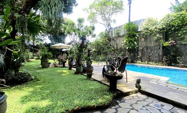 Disewa Rumah Indah Dengan Taman Luas Seperti Resort di Pejaten Barat