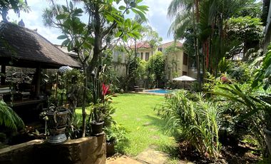 Disewa Rumah Indah Dengan Taman Luas Seperti Resort di Pejaten Barat