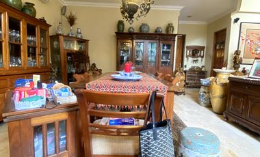 Disewa Rumah Indah Dengan Taman Luas Seperti Resort di Pejaten Barat