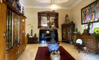 Disewa Rumah Indah Dengan Taman Luas Seperti Resort di Pejaten Barat