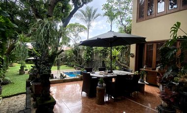 Disewa Rumah Indah Dengan Taman Luas Seperti Resort di Pejaten Barat