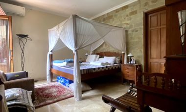 Disewa Rumah Indah Dengan Taman Luas Seperti Resort di Pejaten Barat