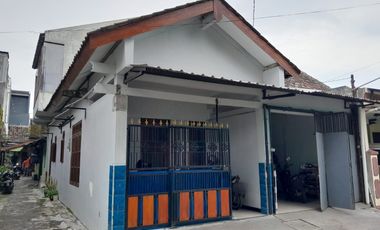 Rumah Strategis Banyuanyar Dekat Sekolah Al Abidin