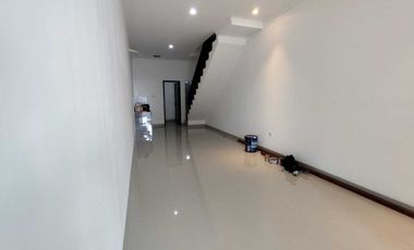 Di Jual Rumah Mewah SHM 2 lt 3 menit ke halte busway Cempaka putih