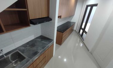 Di Jual Rumah Mewah SHM 2 lt 3 menit ke halte busway Cempaka putih