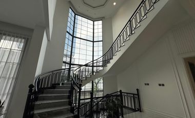 Rumah mewah modern Alam Sutera dengan rooftop