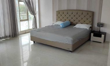 Disewa rumah mewah Emerald Mansion Lippo Cikarang dengan kolam renang