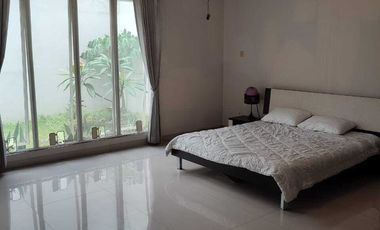 Disewa rumah mewah Emerald Mansion Lippo Cikarang dengan kolam renang