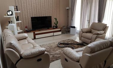 Disewa rumah mewah Emerald Mansion Lippo Cikarang dengan kolam renang