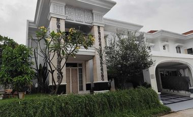 Disewa rumah mewah Emerald Mansion Lippo Cikarang dengan kolam renang