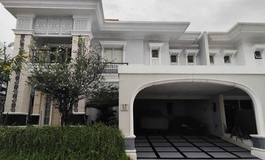 Disewa rumah mewah Emerald Mansion Lippo Cikarang dengan kolam renang