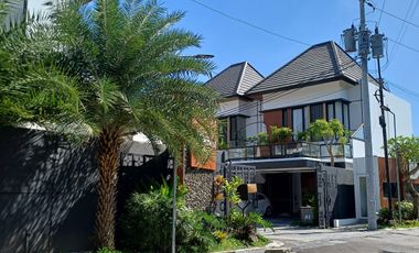 dijual rumah di sleman maguwo dengan sky balcony dalam perumahan mewah