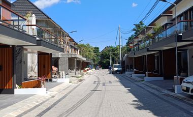 dijual rumah di sleman maguwo dengan sky balcony dalam perumahan mewah