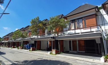 dijual rumah di sleman maguwo dengan sky balcony dalam perumahan mewah
