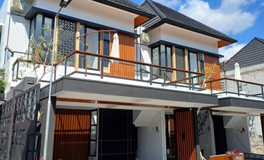 dijual rumah di sleman maguwo dengan sky balcony dalam perumahan mewah