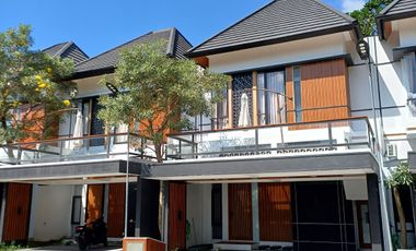 dijual rumah di sleman maguwo dengan sky balcony dalam perumahan mewah