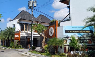 dijual rumah di sleman maguwo dengan sky balcony dalam perumahan mewah