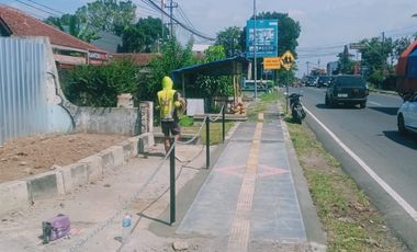 tanah  depan pura Mertoyudan