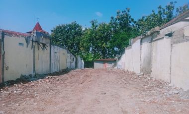 tanah  depan pura Mertoyudan