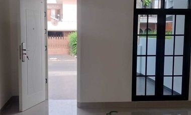 Rumah Cantik 2 Lantai Dekat RS Matraman  Jakarta Timur
