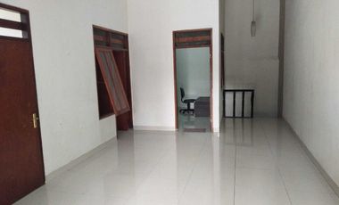 Dikontrakan Rumah 2 Lantai 3 Kamar Tidur di Resinda Karawang