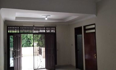 Dikontrakan Rumah 2 Lantai 3 Kamar Tidur di Resinda Karawang
