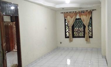 Dikontrakan Rumah 2 Lantai 3 Kamar Tidur di Resinda Karawang