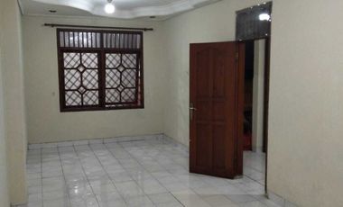 Dikontrakan Rumah 2 Lantai 3 Kamar Tidur di Resinda Karawang