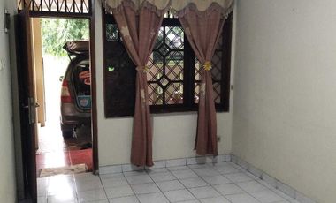 Dikontrakan Rumah 2 Lantai 3 Kamar Tidur di Resinda Karawang