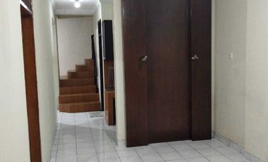 Dikontrakan Rumah 2 Lantai 3 Kamar Tidur di Resinda Karawang